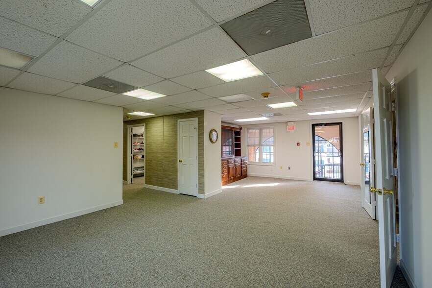 200 Howard Street #101 & 200 portefeuille de 2 propriétés à vendre sur LoopNet.ca - Photo du bâtiment - Image 3 de 13