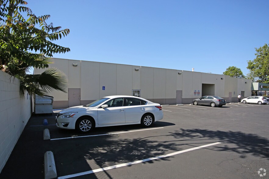 301-307 E 17th St, Santa Ana, CA à louer - Photo du bâtiment - Image 3 de 7