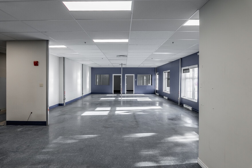 115 Rue de Lauzon, Boucherville, QC for lease - Interior Photo - Image 2 of 7