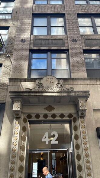 42 W 38th St, New York, NY à louer - Photo du bâtiment - Image 2 de 3
