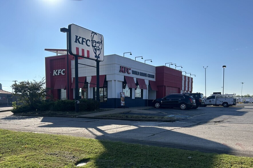 11104 E 21st St, Tulsa, OK à vendre - Photo du bâtiment - Image 2 de 3