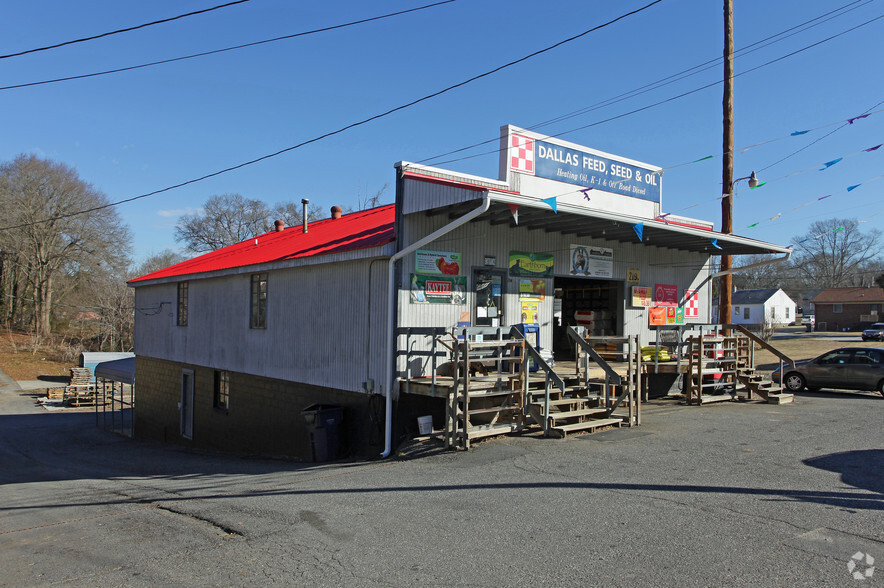 214 E Trade St, Dallas, NC for sale - Primary Photo - Image 1 of 12