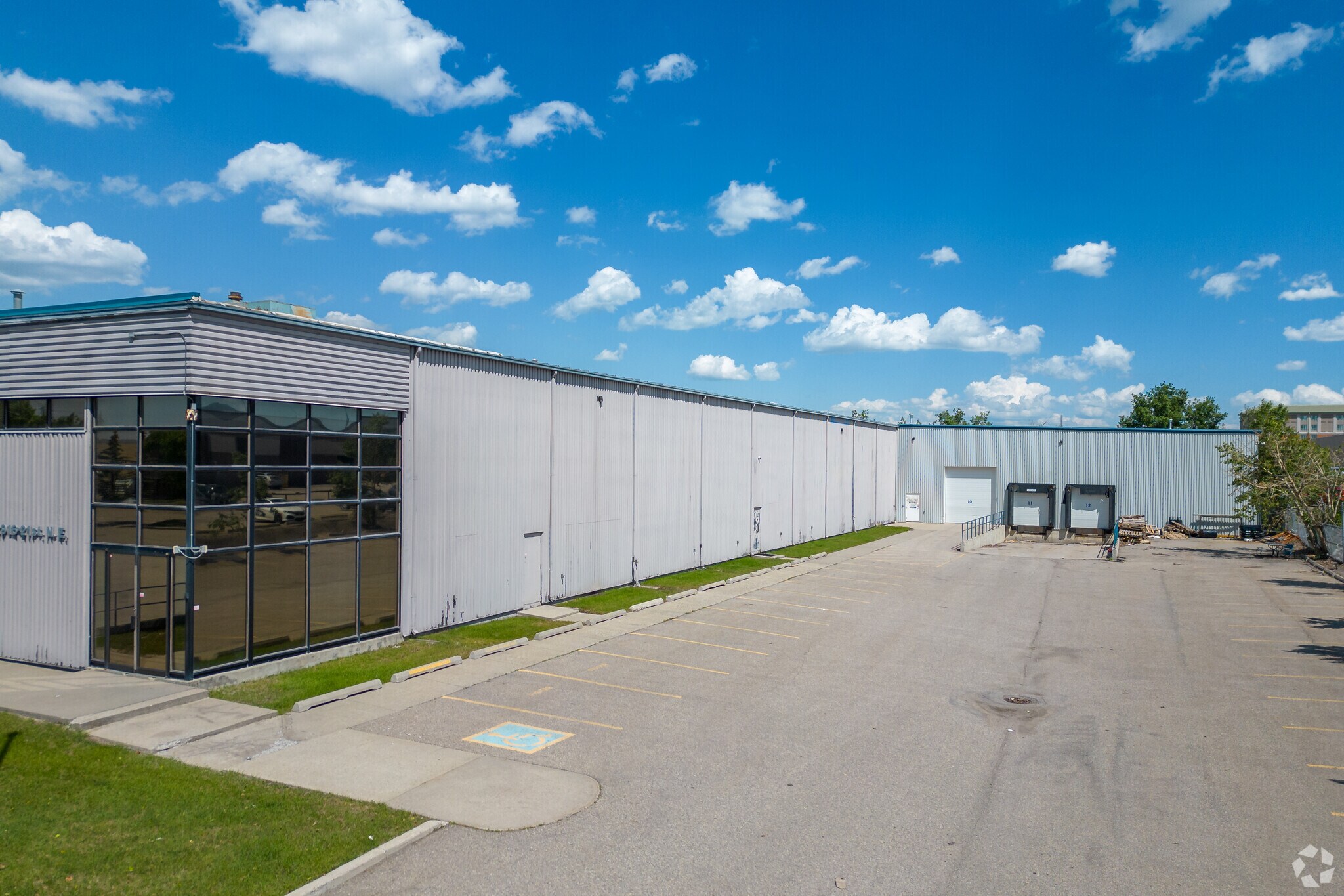 2916 21st St NE, Calgary, AB à vendre Photo du bâtiment- Image 1 de 1