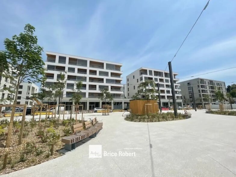 Retail in Bron for sale - Building Photo - Image 1 of 5