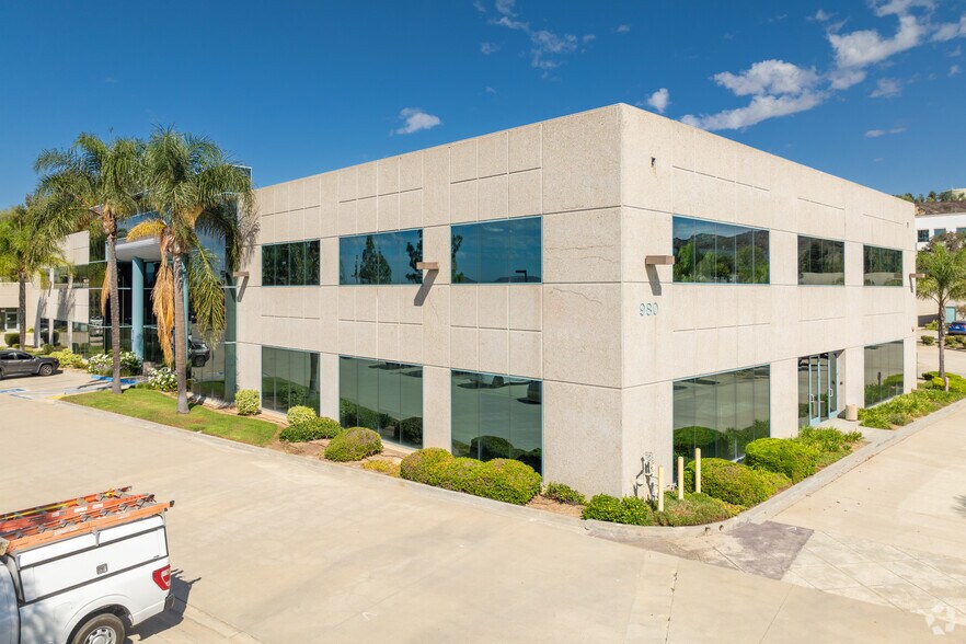 980 Enchanted Way, Simi Valley, CA à louer - Photo du bâtiment - Image 3 de 4