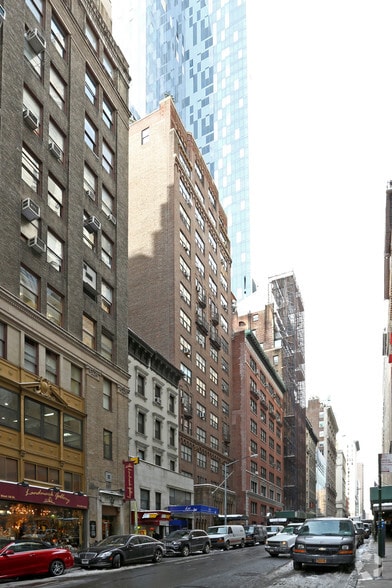 134 W 58th St, New York, NY for lease - Primary Photo - Image 1 of 4