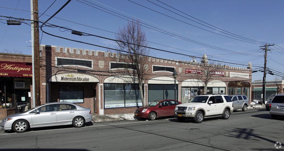 128-131 W Main St, Bay Shore, NY for sale - Primary Photo - Image 1 of 1