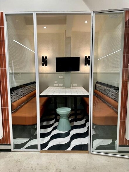 47 Rue De Laborde, Paris for lease - Interior Photo - Image 2 of 8