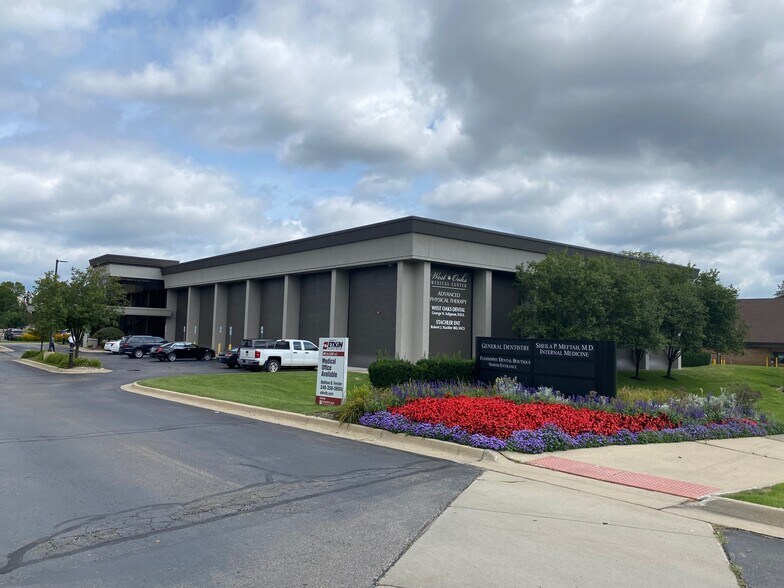 33200 W 14 Mile Rd, West Bloomfield, MI à louer - Photo du bâtiment - Image 1 de 9