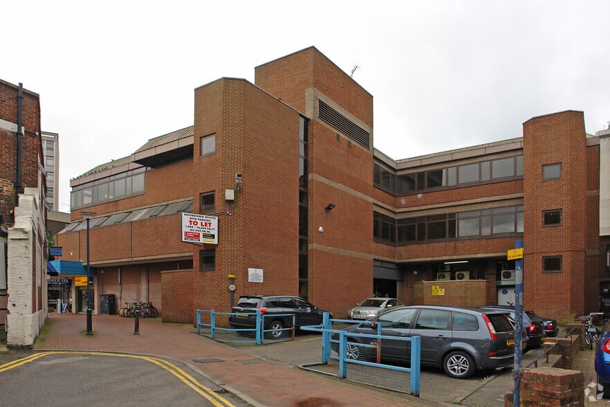 43 Wolsey Walk, Woking à louer - Photo du bâtiment - Image 3 de 7