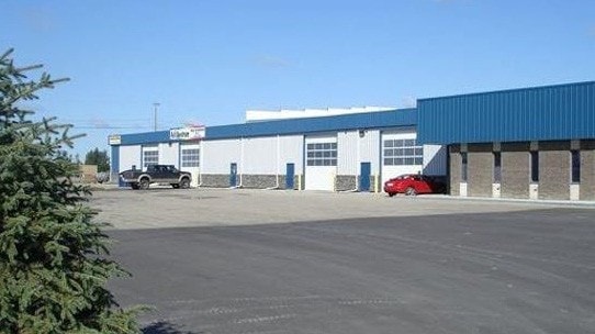 8319 Chiles Industrial Av, Red Deer, AB à vendre - Photo du bâtiment - Image 2 de 23