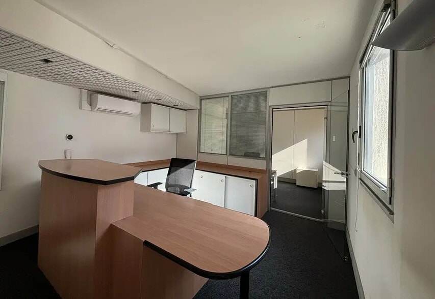 14 Rue Du Chapeau Rouge, Dijon for lease - Interior Photo - Image 2 of 16