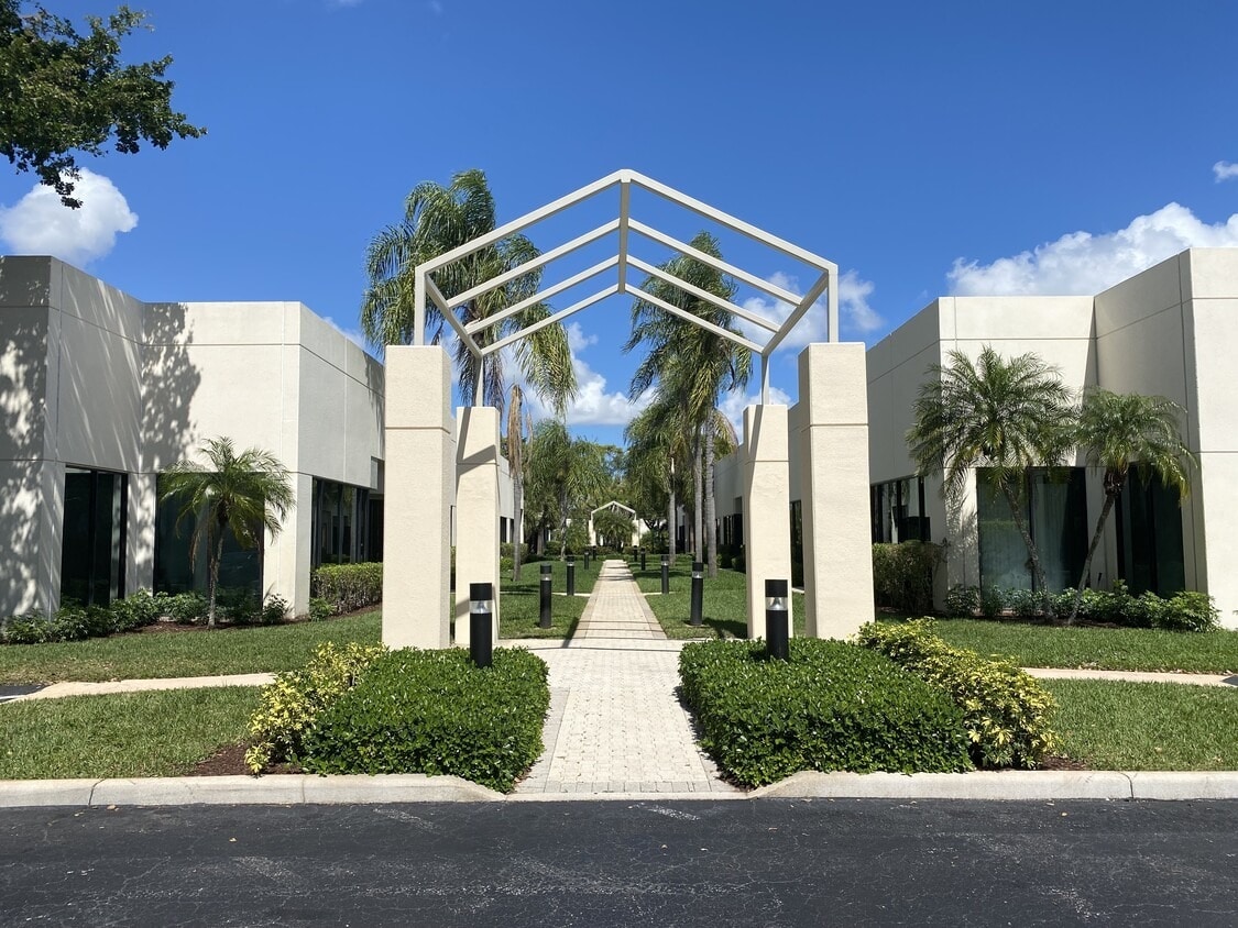 902 Clint Moore Rd, Boca Raton, FL for lease Primary Photo- Image 1 of 7