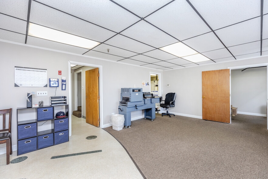 24 Keewaydin Dr, Salem, NH for lease - Building Photo - Image 2 of 14