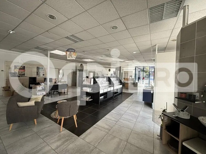 Retail in Montluçon for lease - Interior Photo - Image 2 of 10