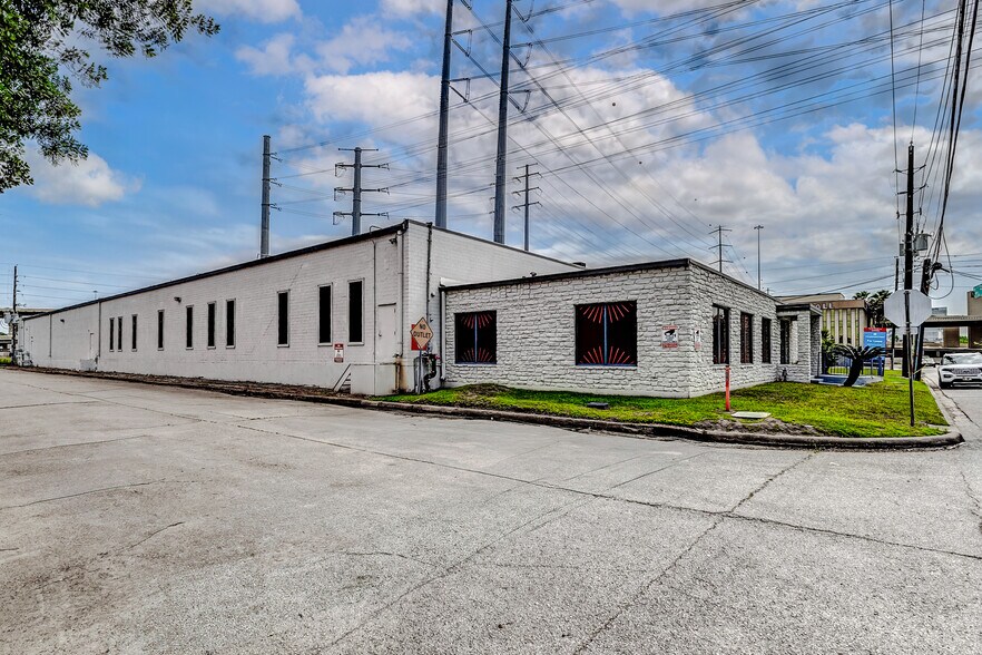4950 Terminal St, Bellaire, TX à louer - Photo du bâtiment - Image 3 de 5