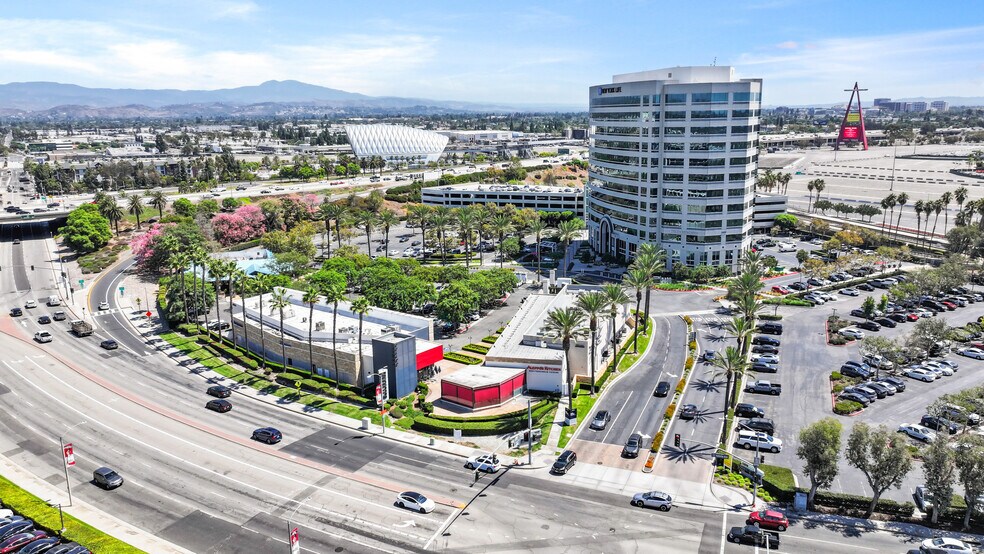 2400 E. Katella Ave, Anaheim, CA à louer - Photo du bâtiment - Image 2 de 10