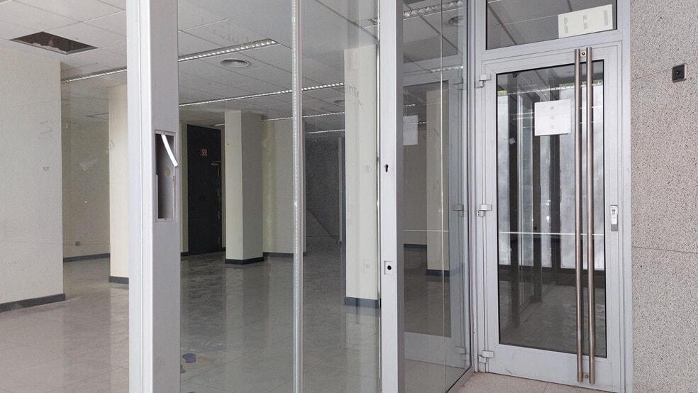 Retail in Marbella for lease - Interior Photo - Image 2 of 15