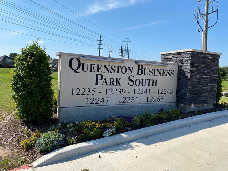 12243 Queenston Blvd, Houston, TX à louer - Photo du bâtiment - Image 1 de 6