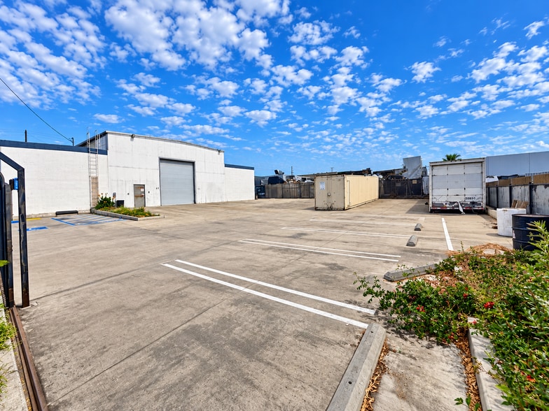 7805 Paramount Blvd, Pico Rivera, CA à louer - Photo du bâtiment - Image 3 de 10