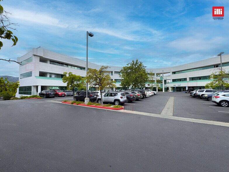 23502-23504 Lyons Ave, Newhall, CA à louer - Photo du bâtiment - Image 2 de 6