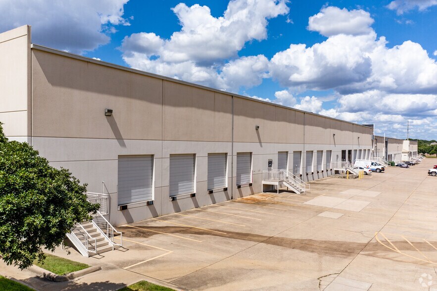 14000 Summit Dr, Austin, TX à louer - Photo du bâtiment - Image 3 de 4