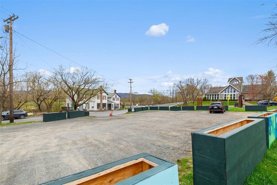 1 Water St, New Paltz, NY à vendre - Photo du bâtiment - Image 3 de 34