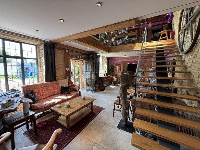 Chapel House Grounds, Chipping Norton for lease - Interior Photo - Image 3 of 8