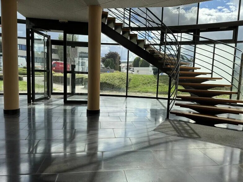Office in Dijon for lease - Lobby - Image 3 of 7