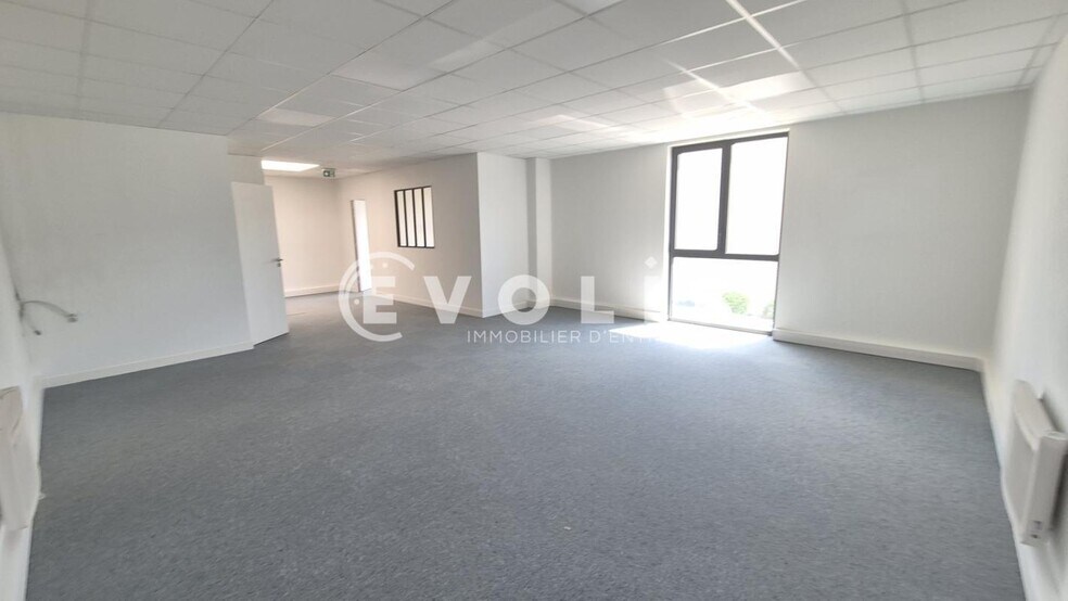 Flex in Bussy-Saint-Georges for lease - Interior Photo - Image 3 of 7