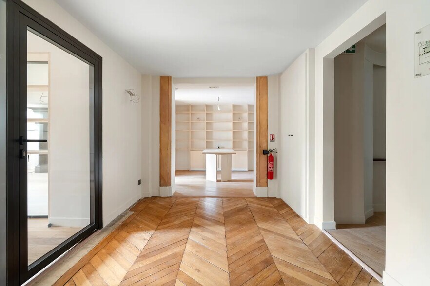 40 Cours Albert Ier, Paris for lease - Interior Photo - Image 2 of 33