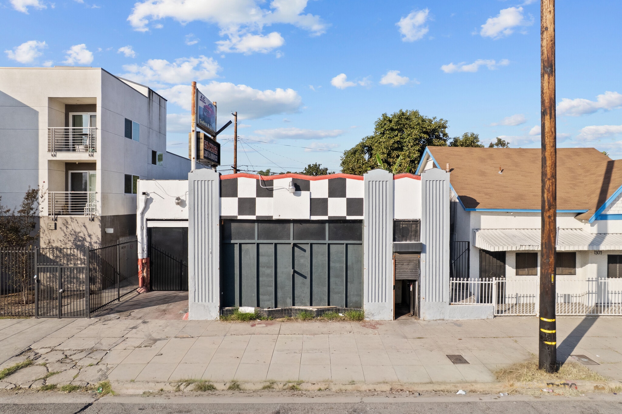 1311 W Florence Ave, Los Angeles, CA à vendre Photo du bâtiment- Image 1 de 17