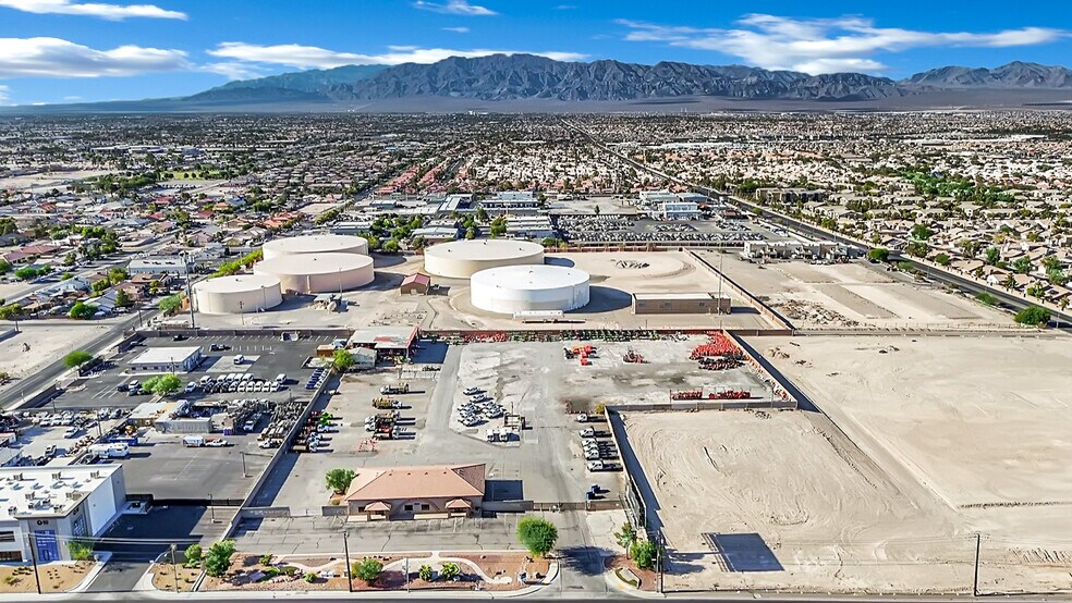 2222 W Cheyenne Ave, North Las Vegas, NV à louer - Photo du bâtiment - Image 2 de 13