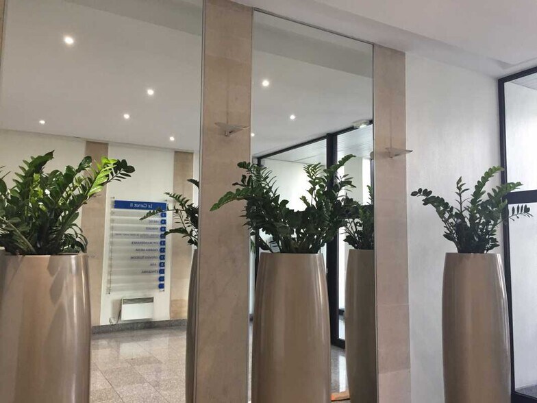 Office in Bagnolet for lease - Lobby - Image 2 of 9