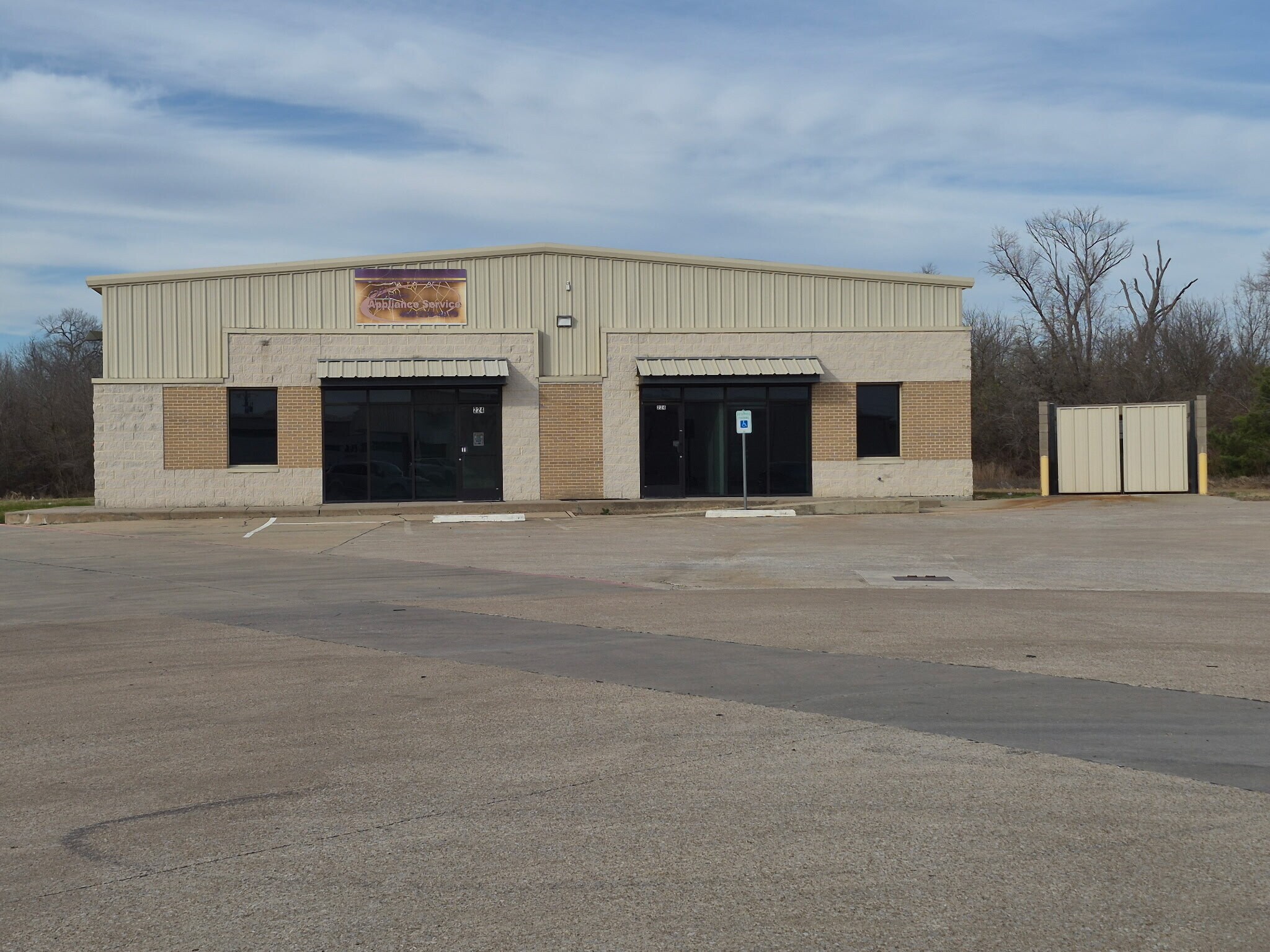 224 Industrial Dr, Forney, TX for lease Primary Photo- Image 1 of 4
