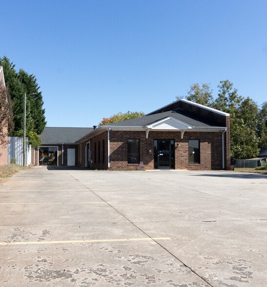 2006 Maple Ave, Burlington, NC for sale - Building Photo - Image 2 of 14