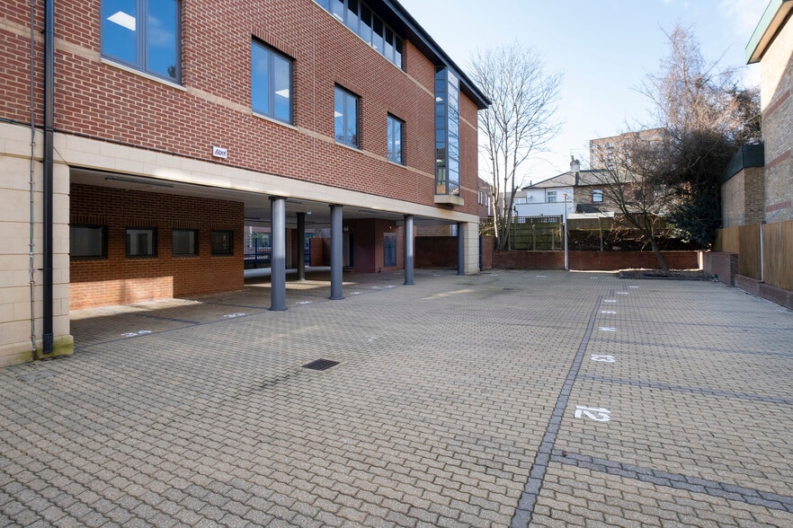 Clarendon Rd, Redhill for lease - Building Photo - Image 2 of 7