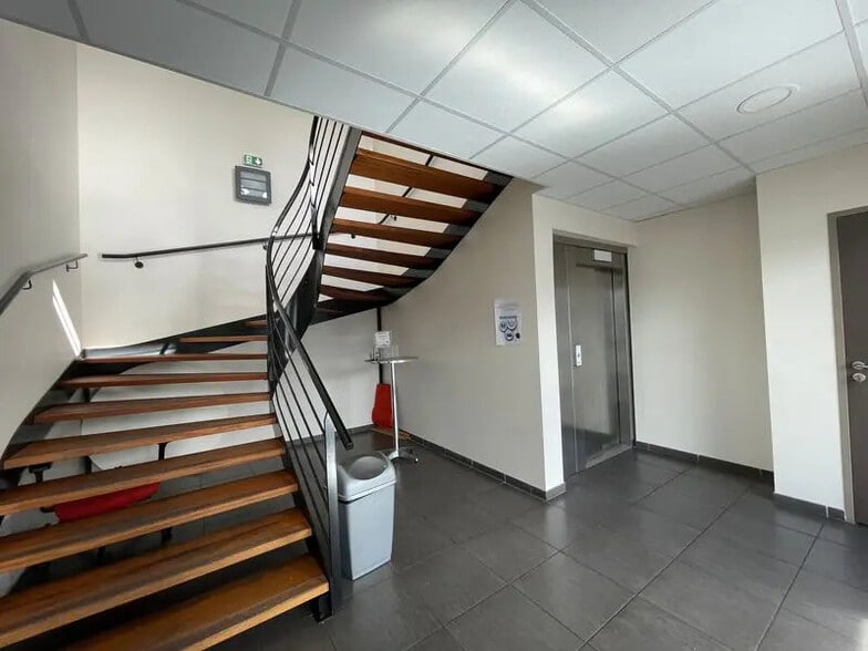 Industriel dans Canéjan à louer - Hall d’entrée - Image 2 de 10