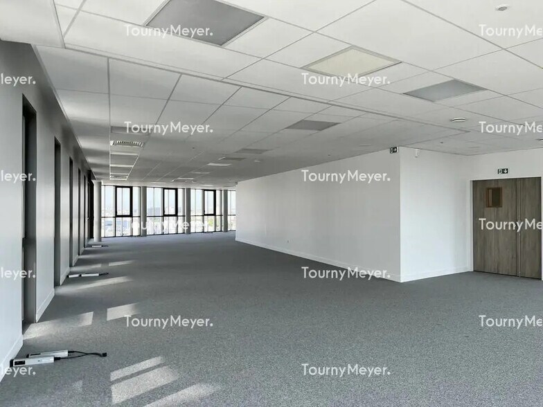 Office in Bordeaux for lease - Building Photo - Image 2 of 9