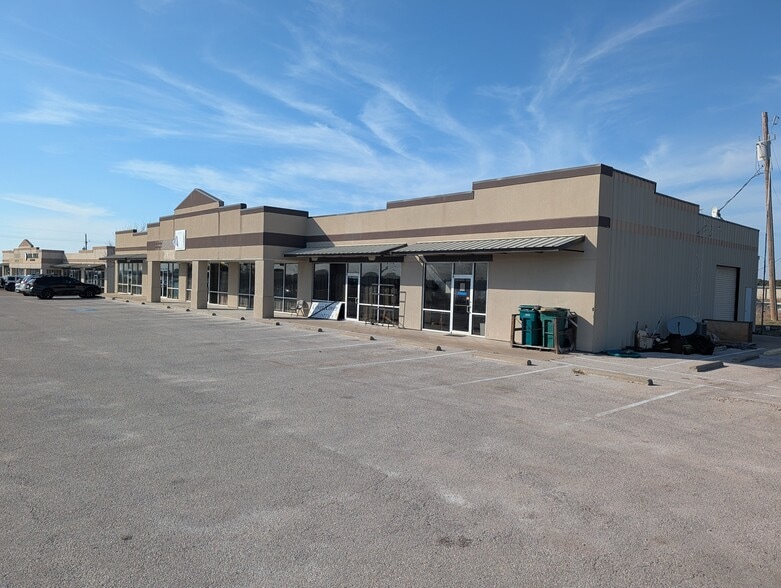8 Unit Retail Center | 100% Occupied portfolio of 2 properties for sale on LoopNet.ca - Building Photo - Image 2 of 5