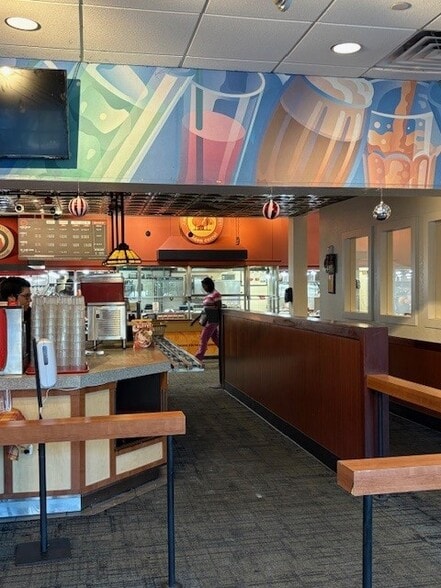 389 Winchester Park Blvd, Boynton Beach, FL for sale - Interior Photo - Image 2 of 16