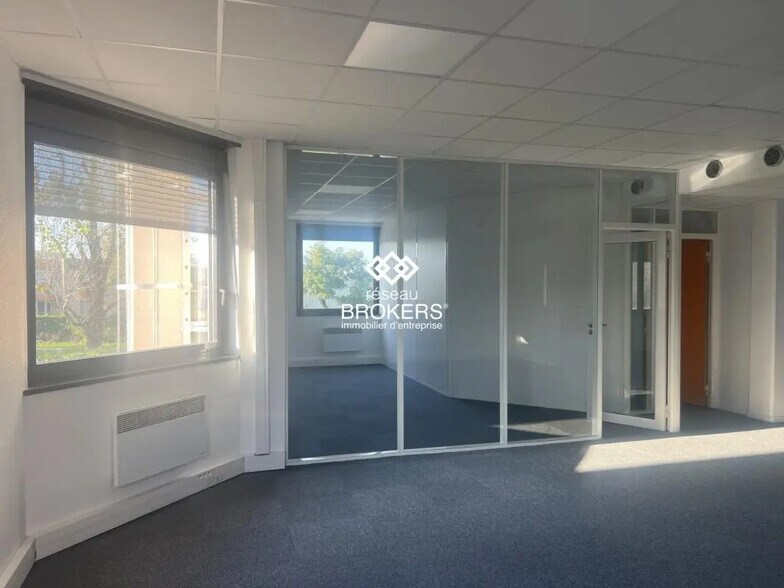 Flex in Saint-Quentin-Fallavier for lease - Interior Photo - Image 3 of 12