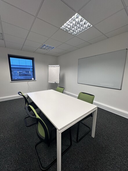 1-75 Oakfield Close, Tewkesbury for lease - Interior Photo - Image 3 of 13