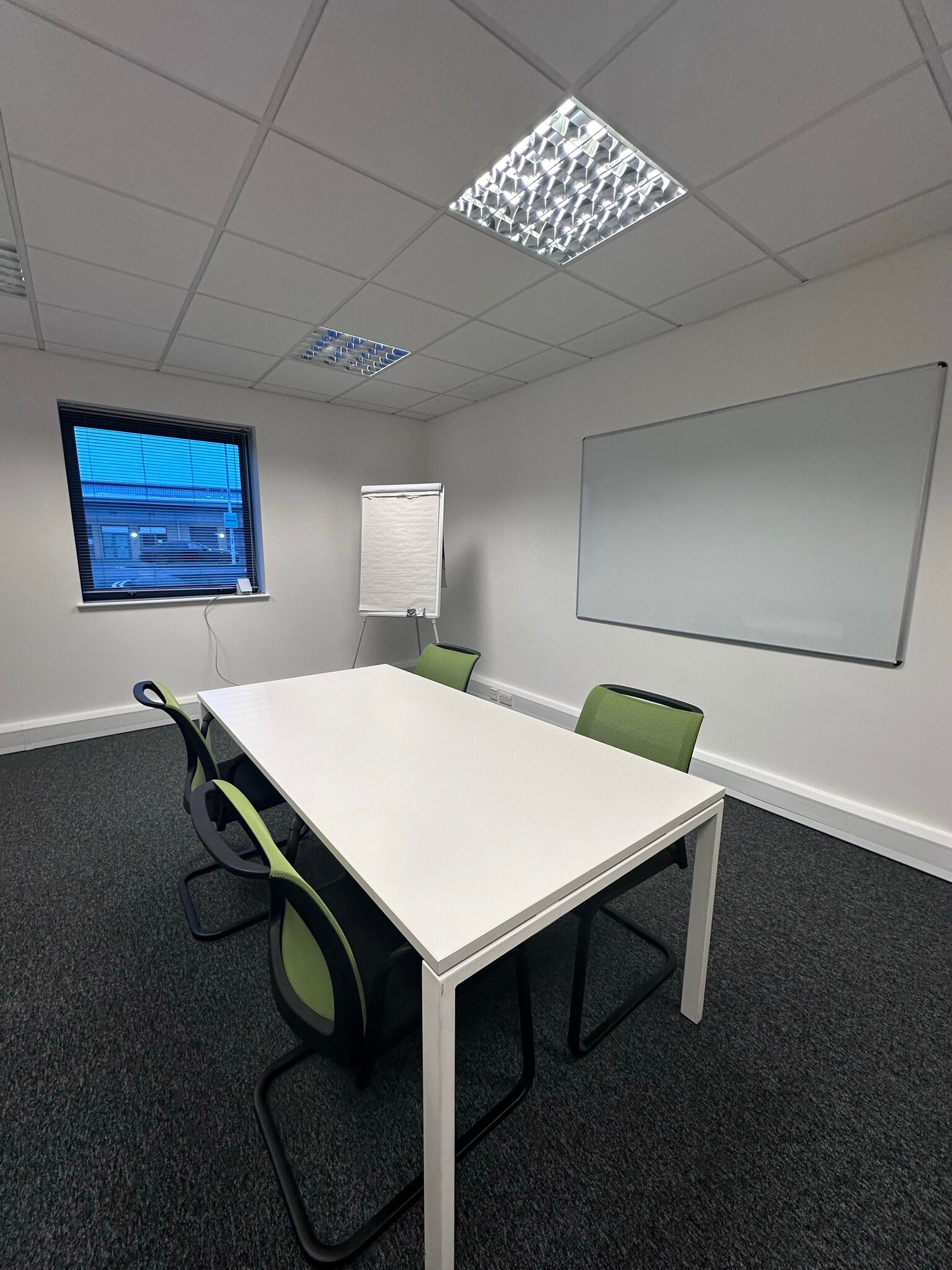 1-75 Oakfield Close, Tewkesbury for lease Interior Photo- Image 1 of 12