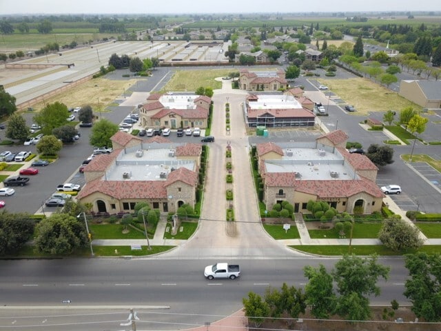 227 E Caldwell Ave, Visalia, CA à louer - Photo du bâtiment - Image 2 de 4