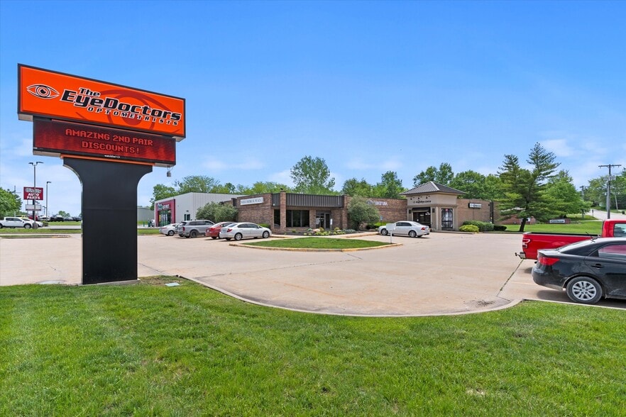 705 Baptiste Dr, Paola, KS à louer - Photo du bâtiment - Image 1 de 32