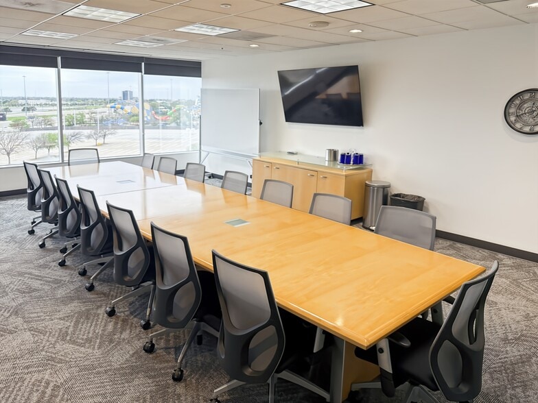 2000 E lamar Blvd, Arlington, TX for lease - Interior Photo - Image 3 of 15