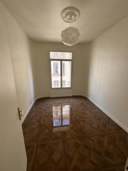 Office in Toulon for lease - Interior Photo - Image 2 of 5