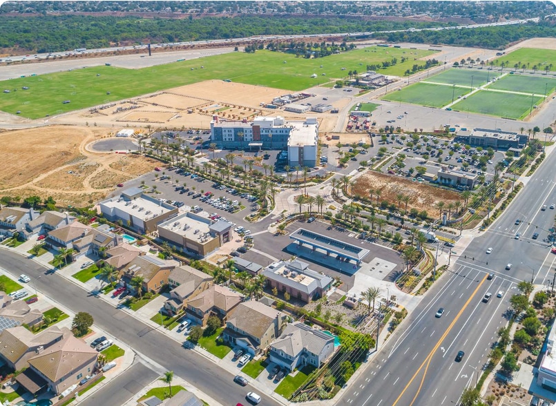 7226 Hamner Ave, Eastvale, CA à louer - Aérien - Image 2 de 13