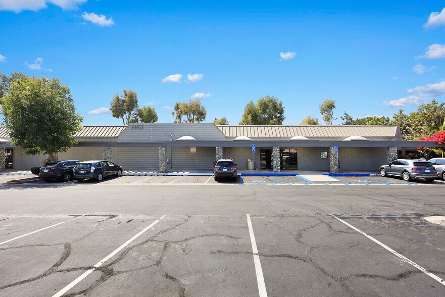 13112 Newport Ave, Tustin, CA à louer - Photo du bâtiment - Image 2 de 10